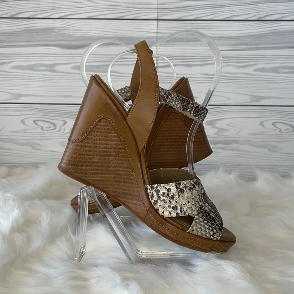 Johnston & Murphy Snake Embossed Wedge Sandals‎